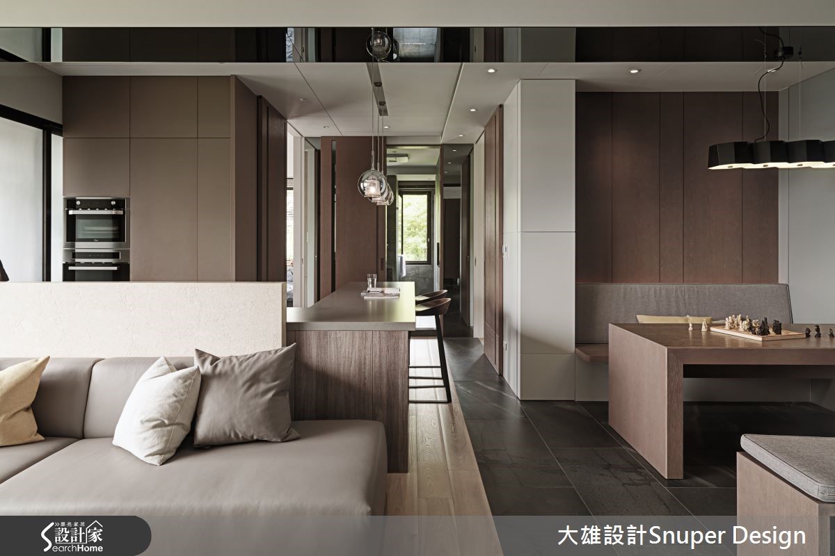 此案為 22 坪居宅,一面可看市景,一側則迎向綠意,設