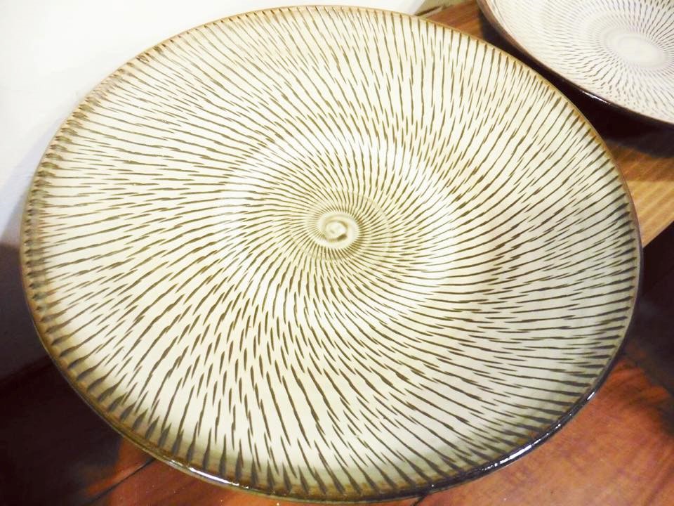一子相傳 300 年的驚人工藝,每一道紋路都是在手拉坏高速旋轉時刻鑿下的手工痕跡,顯示了高深的製陶技巧。 一子相傳 300 年的驚人工藝,每一道紋路都是在手拉坏高速旋轉時刻鑿下的手工痕跡,顯示了高深的製陶技巧。