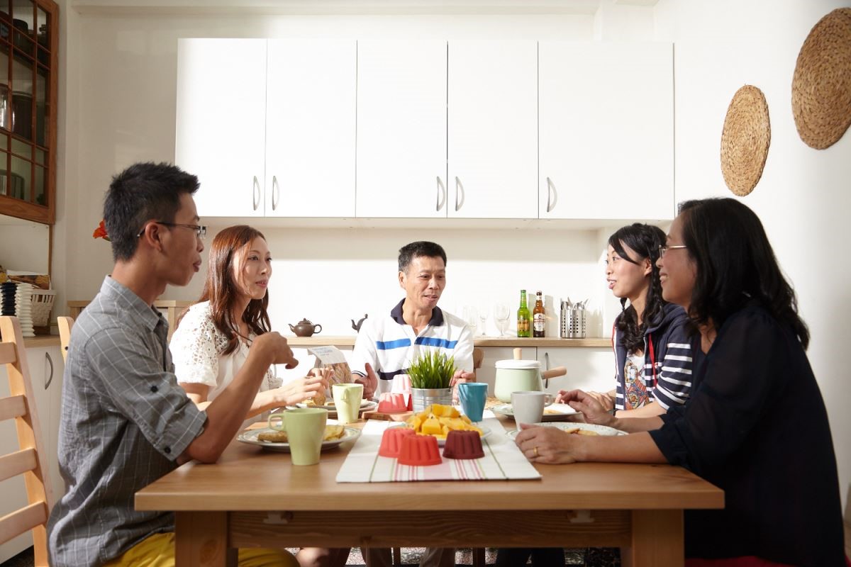 為了全家人可以坐在同一個桌上吃飯的希望,這次選擇了能依場合延伸大小的餐桌,可因人數應變,開心地享受全家人在餐桌上的吃飯時光。攝影_黃暉中 為了全家人可以坐在同一個桌上吃飯的希望,這次選擇了能依場合延伸大小的餐桌,可因人數應變,開心地享受全家人在餐桌上的吃飯時光。攝影_黃暉中