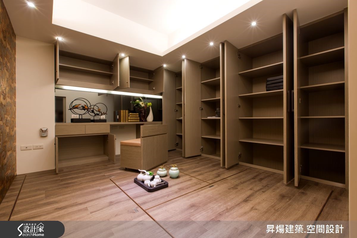 具有禪意的書房兼多功能室,收納櫃體呈現空間極大化。 具有禪意的書房兼多功能室,收納櫃體呈現空間極大化。