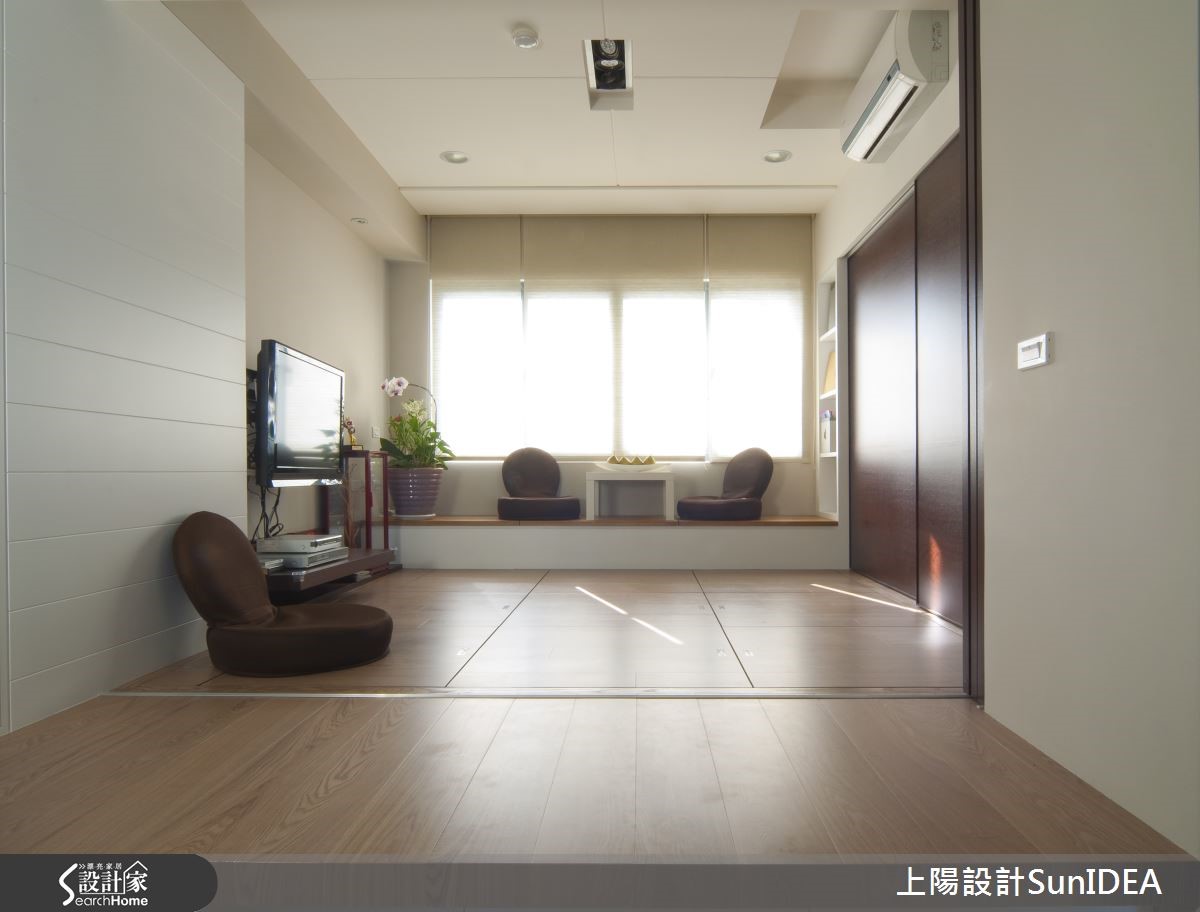 設計師將開放式空間如金屬般分割鍛造,以玄關為中心,
