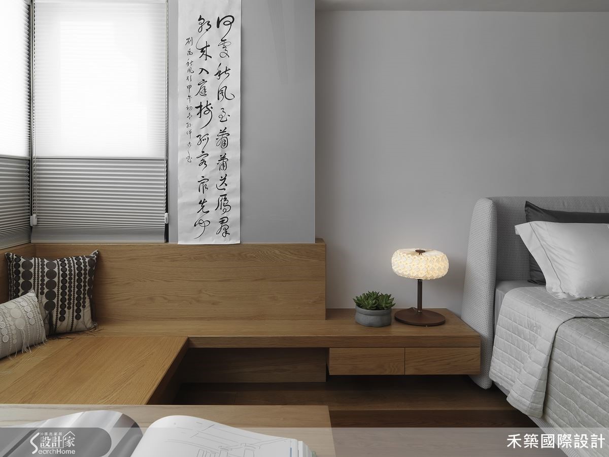 延續日式禪風設計,在阿嬤臥房窗邊,規劃寬敞臥榻,成為與孫子共享天倫的最佳場域。 延續日式禪風設計,在阿嬤臥房窗邊,規劃寬敞臥榻,成為與孫子共享天倫的最佳場域。
