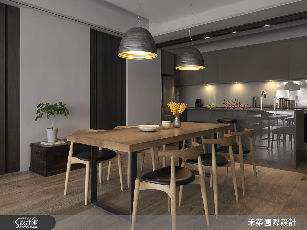 在女主人最在意的餐廚空間,規劃一個可輕鬆享用早餐、喝下午茶的輕食吧檯,讓生活變得更自在從容。 在女主人最在意的餐廚空間,規劃一個可輕鬆享用早餐、喝下午茶的輕食吧檯,讓生活變得更自在從容。