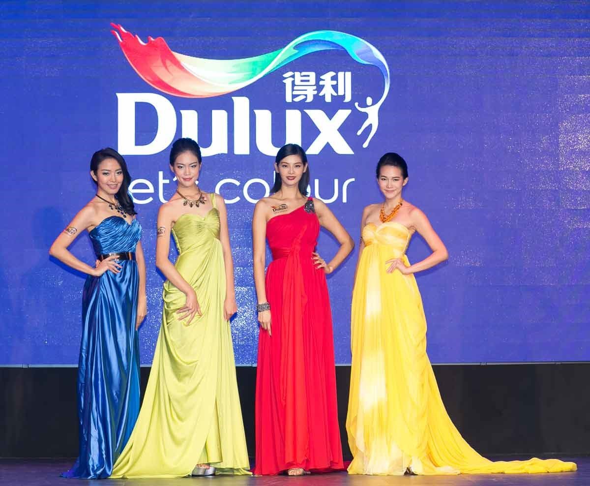 Dulux 得利塗料特與伊林模特兒攜手合作舉辦臻彩時尚秀,以服裝演繹得利塗料的時尚色彩以及立體質感,在居家牆面上引爆繽紛時尚潮流。 Dulux 得利塗料特與伊林模特兒攜手合作舉辦臻彩時尚秀,以服裝演繹得利塗料的時尚色彩以及立體質感,在居家牆面上引爆繽紛時尚潮流。