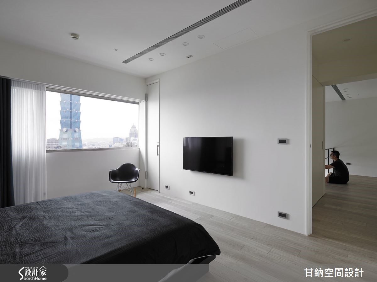 臥室裡也保留了窗景的優勢,而窗外就是 101 大樓的景觀,更是此案最別致的註腳之一。 臥室裡也保留了窗景的優勢,而窗外就是 101 大樓的景觀,更是此案最別致的註腳之一。