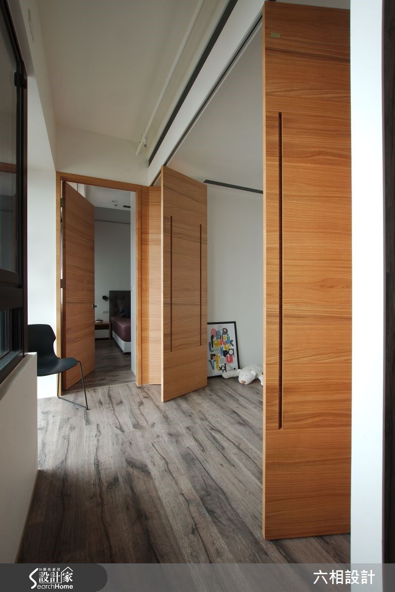 餐廳後方的空間依照屋主的需求,規劃為一間可兼作書房與客房的多功能室,並且採用推拉式門片,讓空間使用彈性更加靈活多元。 餐廳後方的空間依照屋主的需求,規劃為一間可兼作書房與客房的多功能室,並且採用推拉式門片,讓空間使用彈性更加靈活多元。
