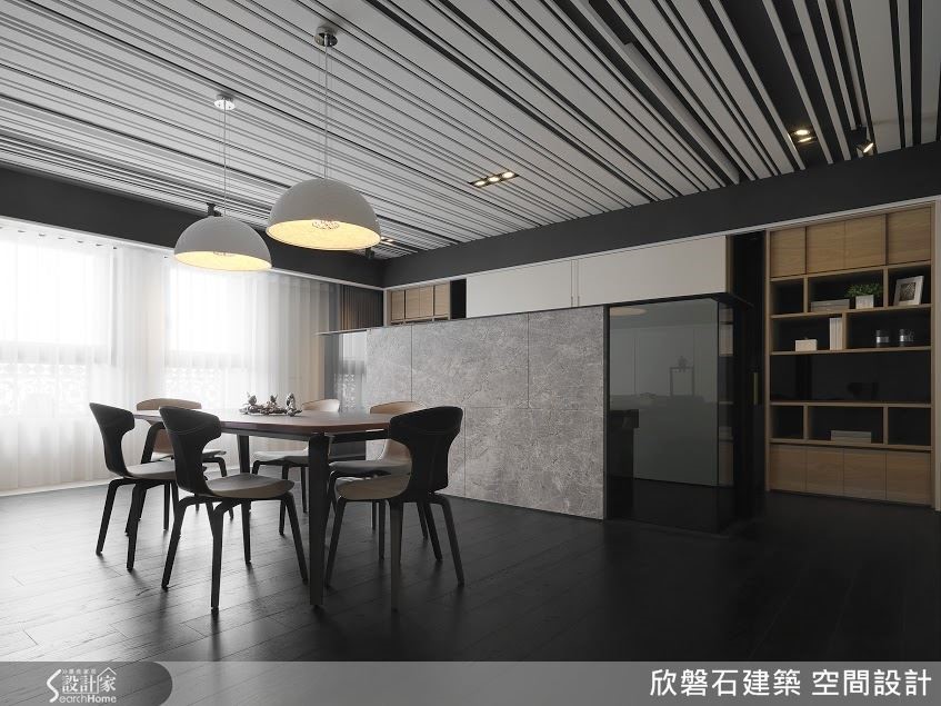 開放式餐廳的後方是半開放式書房,僅以一道ㄇ字形屏風來界定空間。 開放式餐廳的後方是半開放式書房,僅以一道ㄇ字形屏風來界定空間。