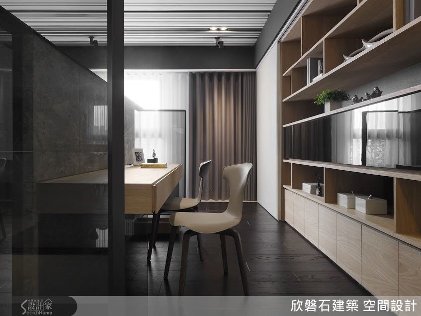 書桌後方為整牆櫃架,轉個身,隨手就可取得藏書與各種辦公用具。 書桌後方為整牆櫃架,轉個身,隨手就可取得藏書與各種辦公用具。