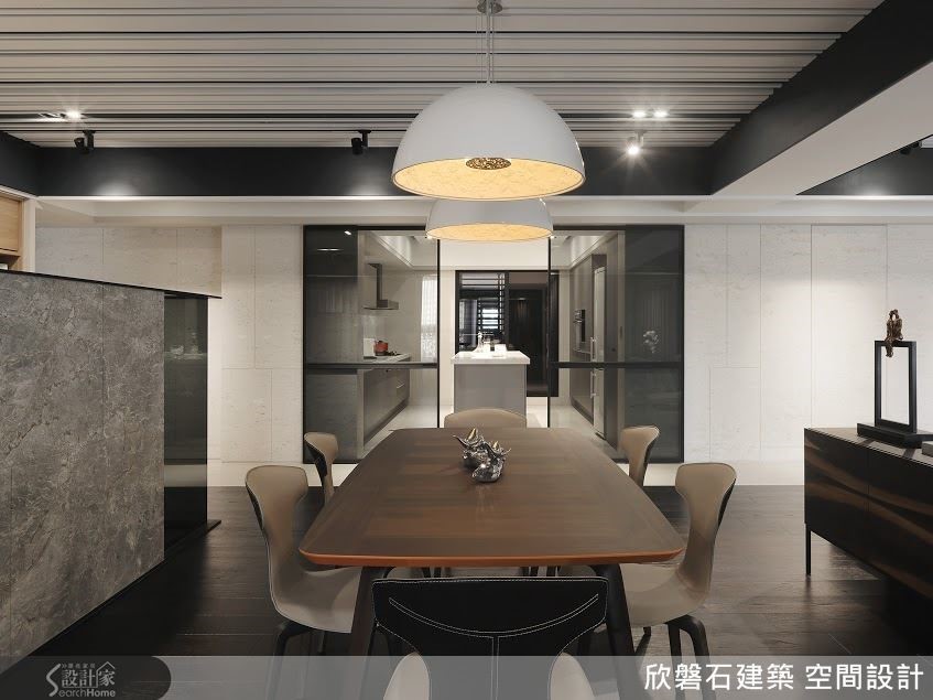 餐桌與廚房中島位於同一條軸線,這樣的佈局除可讓整體空間顯得井然有序,出餐或撤盤的動線也會更順暢。 餐桌與廚房中島位於同一條軸線,這樣的佈局除可讓整體空間顯得井然有序,出餐或撤盤的動線也會更順暢。