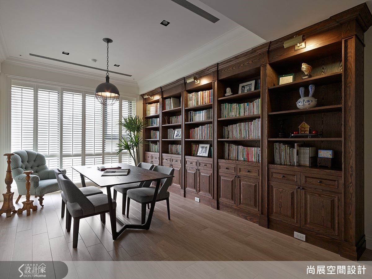 例如:書房以全家人能在此共同讀書談天為設計主軸,打造寬敞開闊的空間,並搭配整面深色書牆,創造沉穩的閱讀氛圍。 例如:書房以全家人能在此共同讀書談天為設計主軸,打造寬敞開闊的空間,並搭配整面深色書牆,創造沉穩的閱讀氛圍。