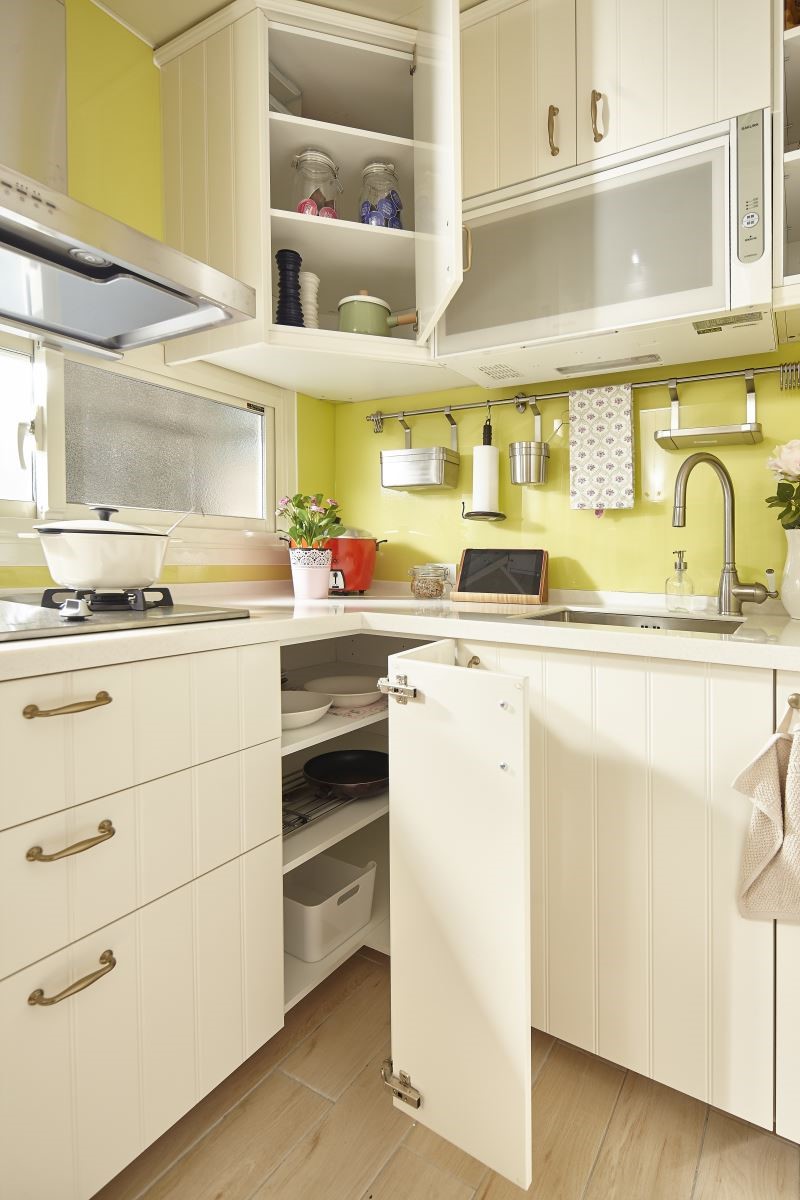 運用家具櫃體:IKEA METOD 廚櫃組合、BYGEL 壁掛桿 NT.$99元、RIMFORSA 平板電腦架 NT.$399元、FINTORP 掛勾 NT.$99元 / 5件裝 運用家具櫃體:IKEA METOD 廚櫃組合、BYGEL 壁掛桿 NT.$99元、RIMFORSA 平板電腦架 NT.$399元、FINTORP 掛勾 NT.$99元 / 5件裝