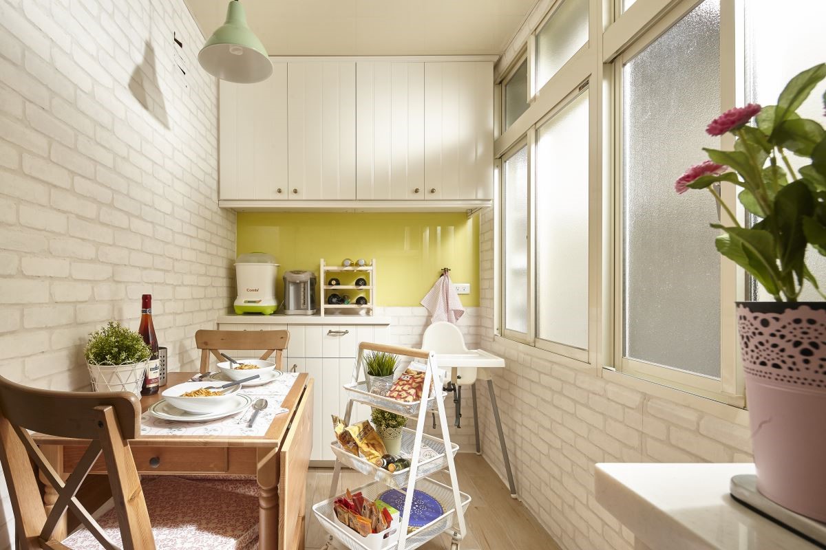 運用家具櫃體:IKEA METOD 廚櫃組合、RISATORP 推車NT.$2,490元、ANTILOP 高腳椅附托盤NT.$599 元 運用家具櫃體:IKEA METOD 廚櫃組合、RISATORP 推車NT.$2,490元、ANTILOP 高腳椅附托盤NT.$599 元