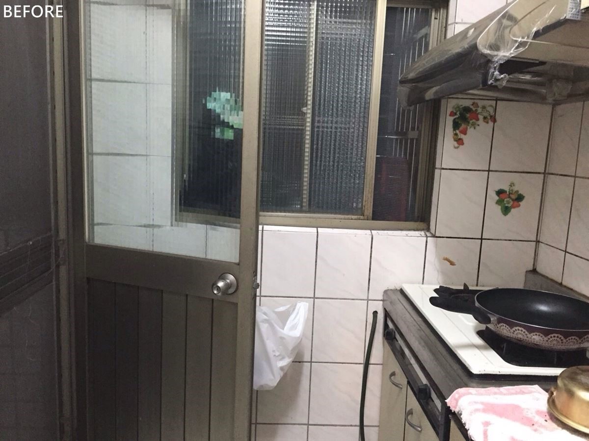 這間15年中古屋,當初購屋沿用建商配置的餐廚設備,小