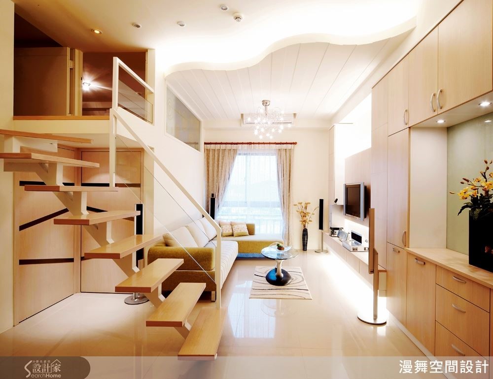 天花板展現為具有動感的波浪線條,結合間接燈光,有如陽光從雲層中探頭的創意想像。(欣賞完整案例:漫舞_01_台北市) 天花板展現為具有動感的波浪線條,結合間接燈光,有如陽光從雲層中探頭的創意想像。(欣賞完整案例:漫舞_01_台北市)