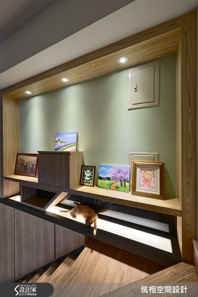 位於新竹的 55 坪新成屋,在屋高 5 米 2 的室內加入夾