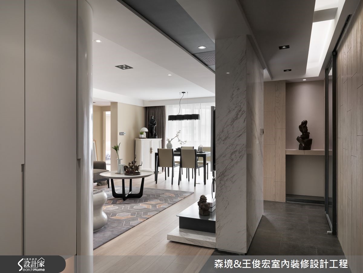 卸除局部牆面,為黝暗的 35 坪室內引入明亮光流,廊道