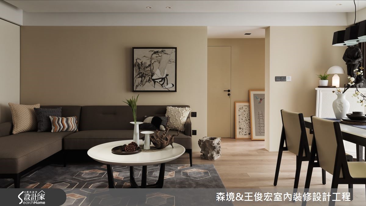 卸除局部牆面,為黝暗的 35 坪室內引入明亮光流,廊道