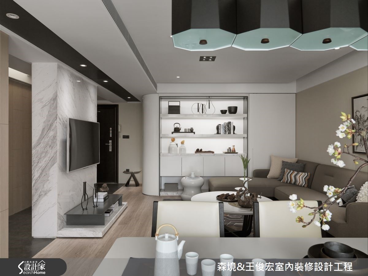 卸除局部牆面,為黝暗的 35 坪室內引入明亮光流,廊道