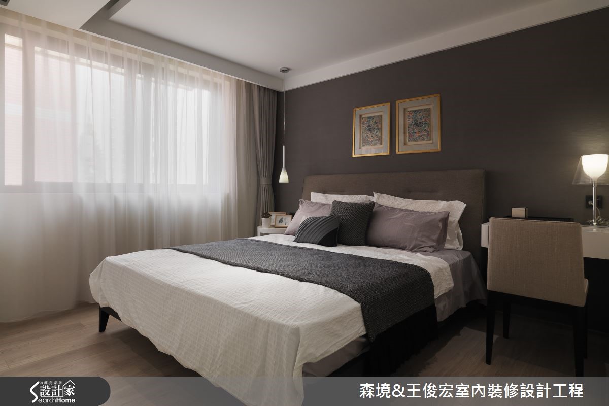 卸除局部牆面,為黝暗的 35 坪室內引入明亮光流,廊道