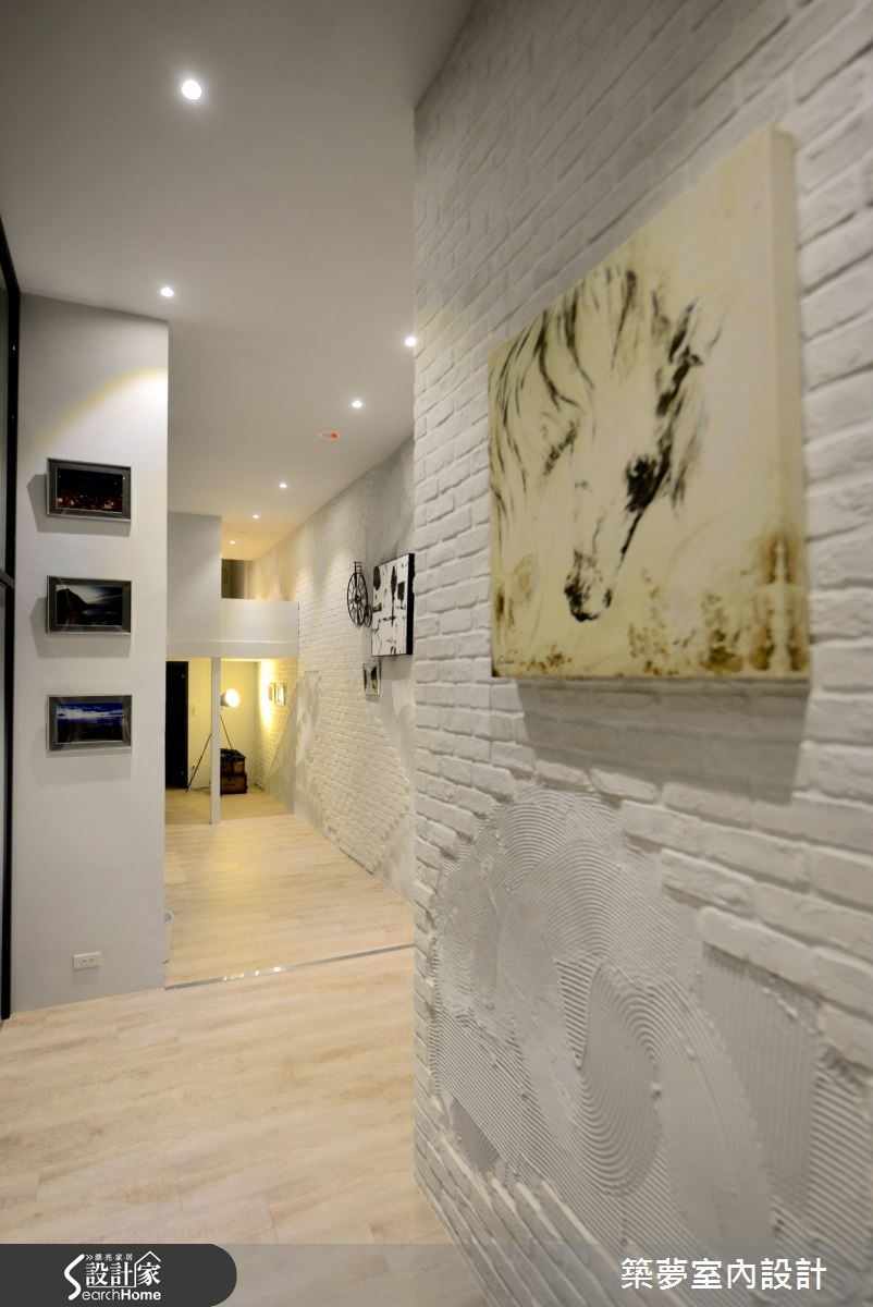 老屋新風貌,異材質拼接佐以藝術品妝點,展現居宅活力彰顯精緻質樸氛圍。 老屋新風貌,異材質拼接佐以藝術品妝點,展現居宅活力彰顯精緻質樸氛圍。