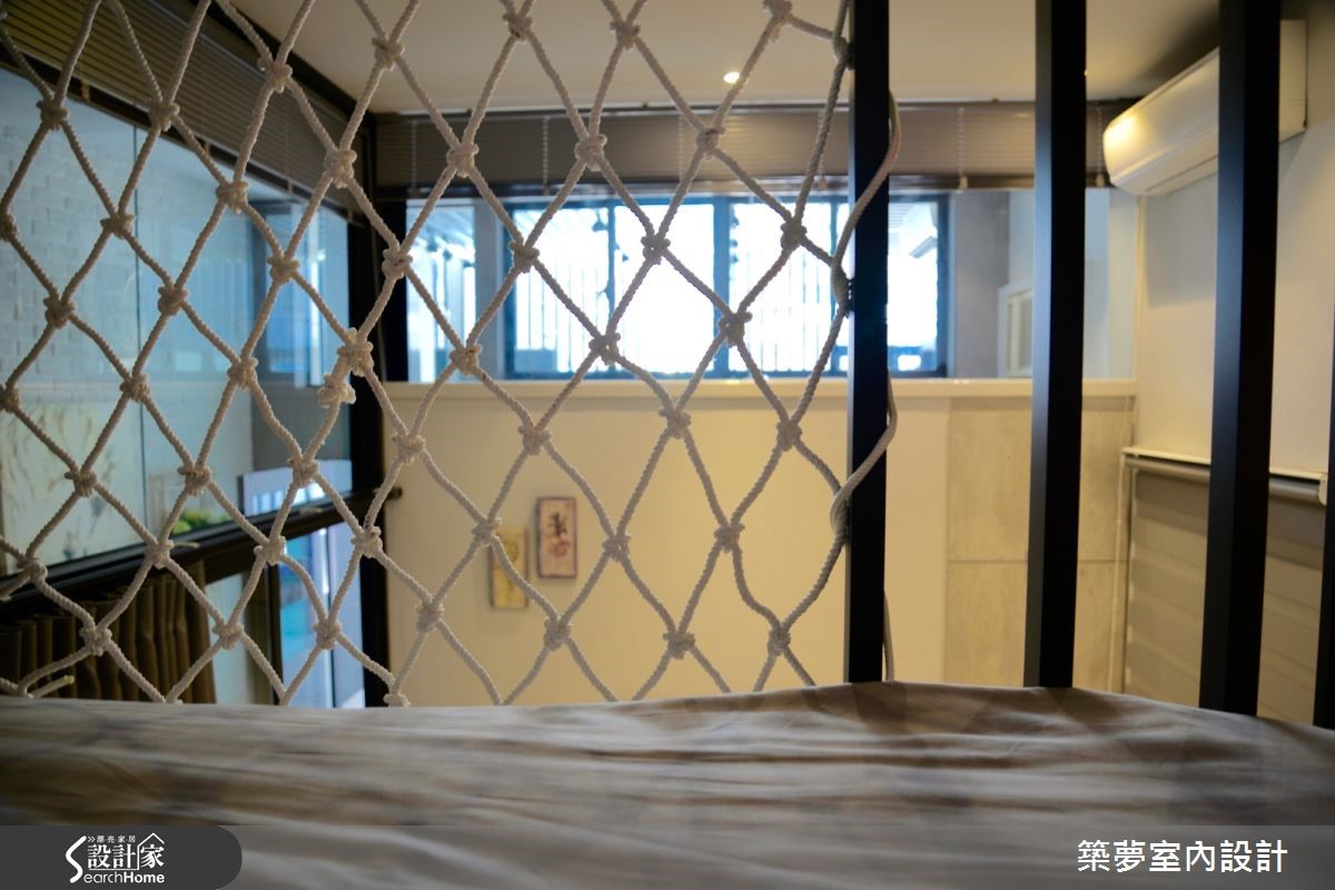 床頭邊櫃規劃置物收納格,上層以繩結織網建構安全性與活潑的視覺穿透感,既能遠眺公領域上方空間,更是整體光的引渡口。 床頭邊櫃規劃置物收納格,上層以繩結織網建構安全性與活潑的視覺穿透感,既能遠眺公領域上方空間,更是整體光的引渡口。