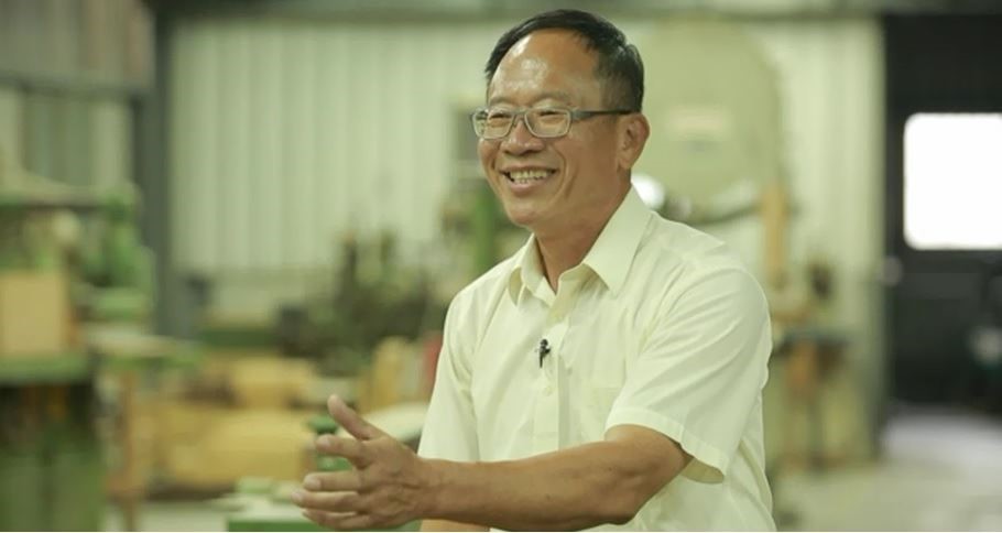 沙發椅子職人陳德照帶領兒子宗義、宗彬傳遞對坐的品質,設計思考擁有原創性,堅持細緻專注的製作過程,擅長將各種不同樣貌的沙發與空間結合,創造符合乘坐習慣與需求的椅子,打造恰如其分適切的舒適度!圖片提供_椅子工廠 沙發椅子職人陳德照帶領兒子宗義、宗彬傳遞對坐的品質,設計思考擁有原創性,堅持細緻專注的製作過程,擅長將各種不同樣貌的沙發與空間結合,創造符合乘坐習慣與需求的椅子,打造恰如其分適切的舒適度!圖片提供_椅子工廠