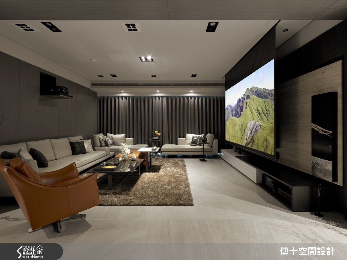 位於台北市的80坪大宅,屋主從事科技影音相關行業,他