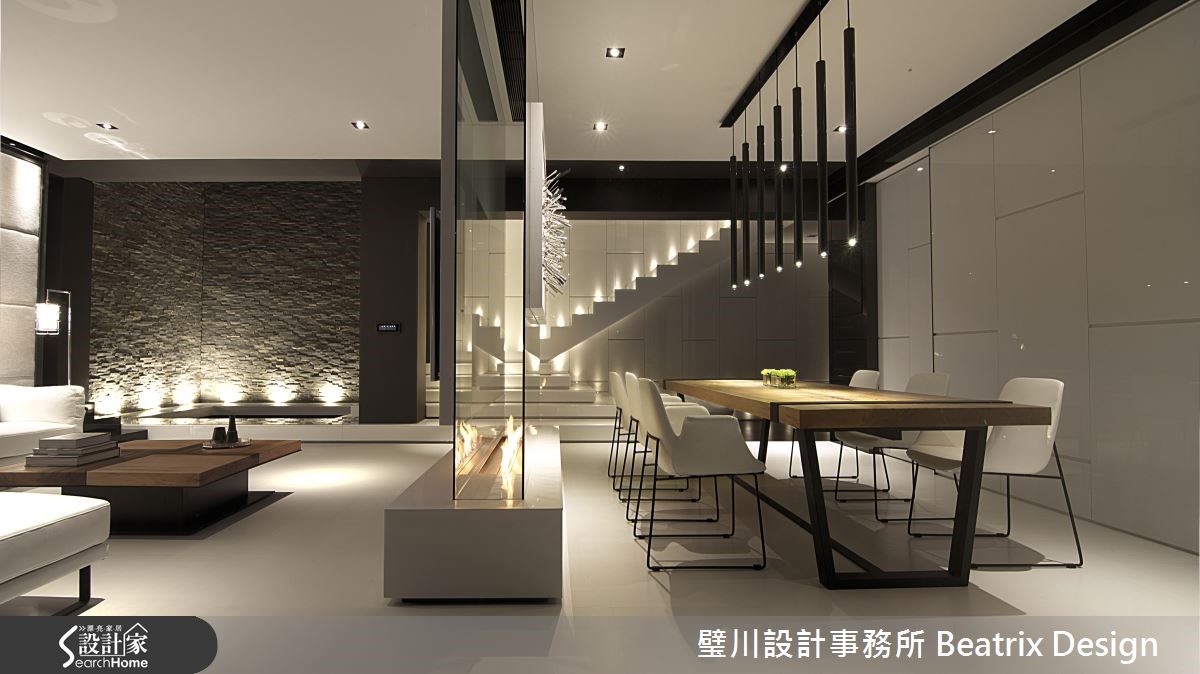 位於高雄岡山的三層樓複層住宅,在設計師的細心規劃之