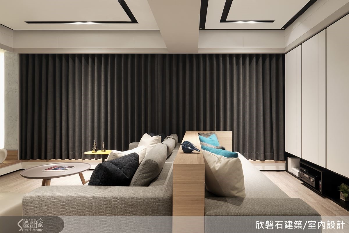 客廳與書房整合成一個開放空間,僅以背對背的大沙發跟臥榻來界定,這兩件家具也可在訪客過夜時充當臨時睡舖。 客廳與書房整合成一個開放空間,僅以背對背的大沙發跟臥榻來界定,這兩件家具也可在訪客過夜時充當臨時睡舖。