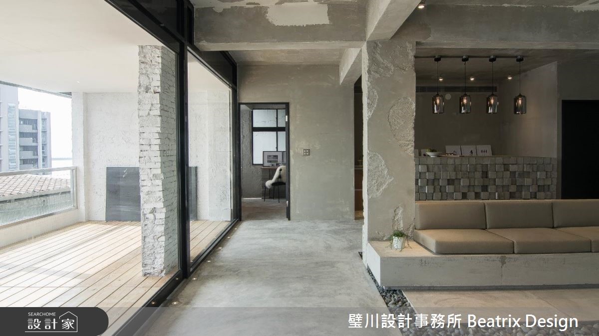 擁有絕佳景觀的 25 坪居宅,坐落於半山間並正臨基隆港