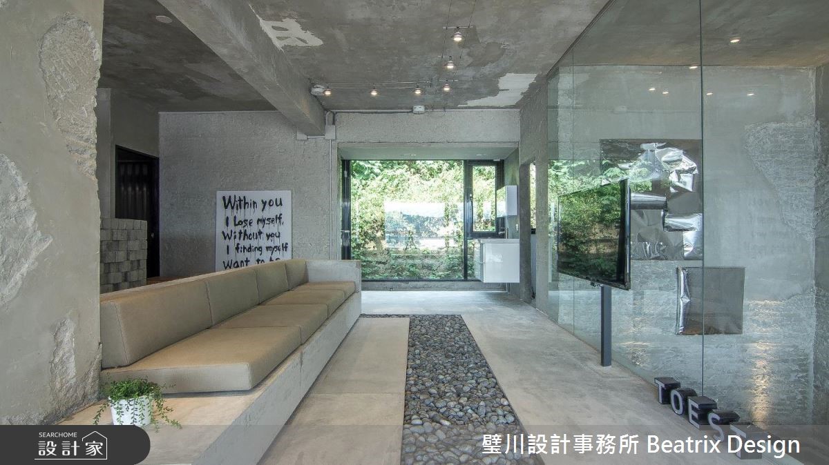 擁有絕佳景觀的 25 坪居宅,坐落於半山間並正臨基隆港