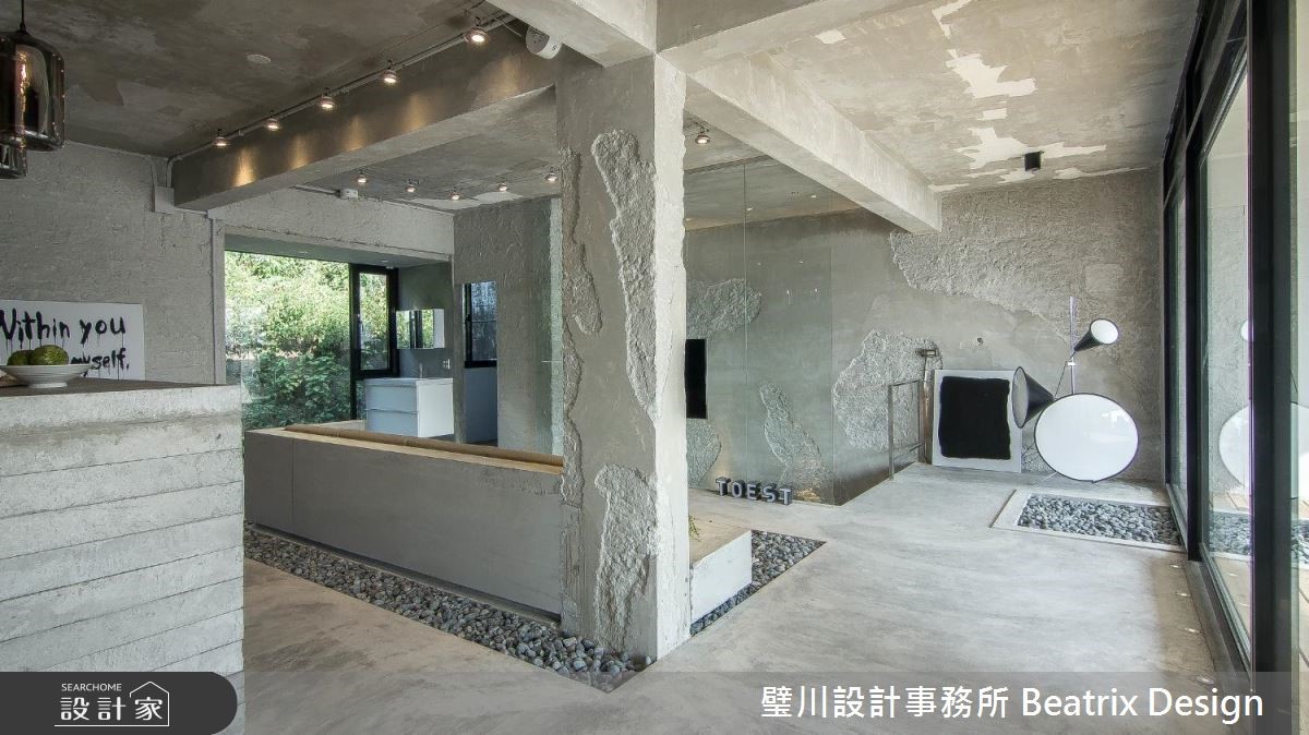 擁有絕佳景觀的 25 坪居宅,坐落於半山間並正臨基隆港