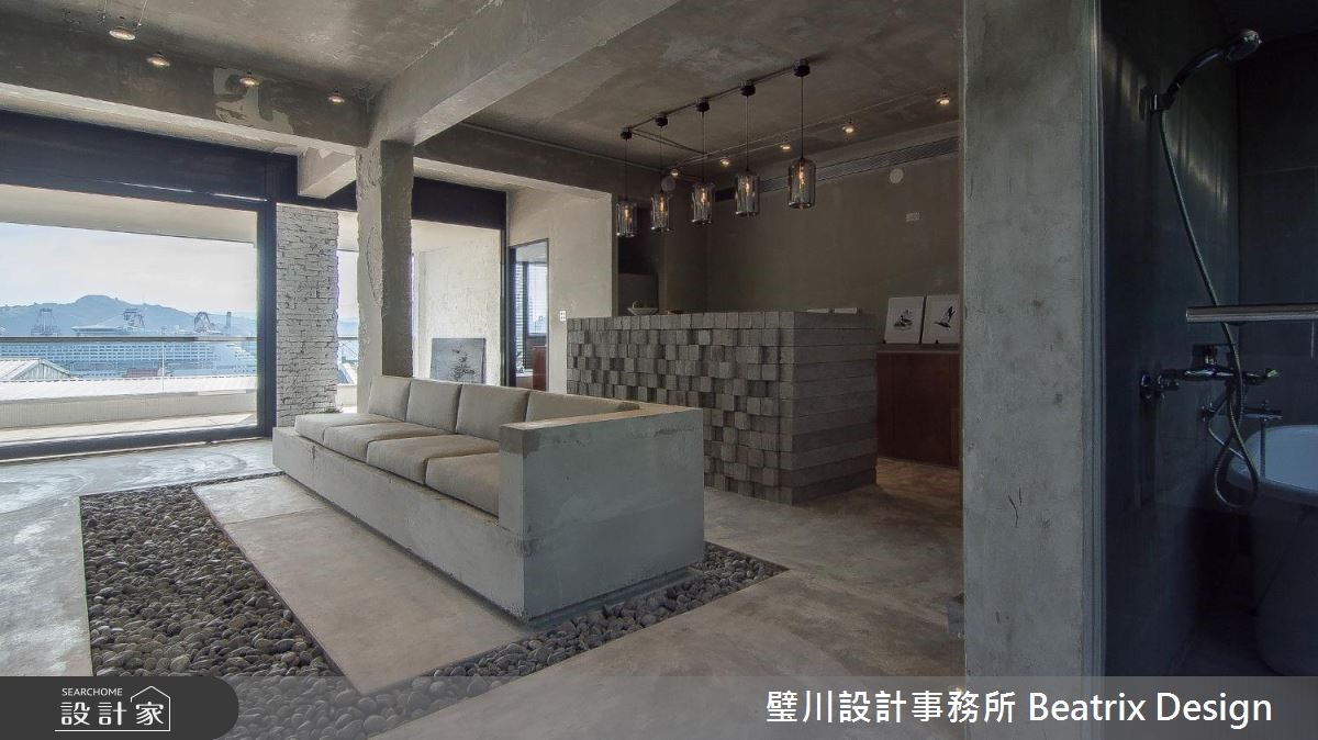 擁有絕佳景觀的 25 坪居宅,坐落於半山間並正臨基隆港