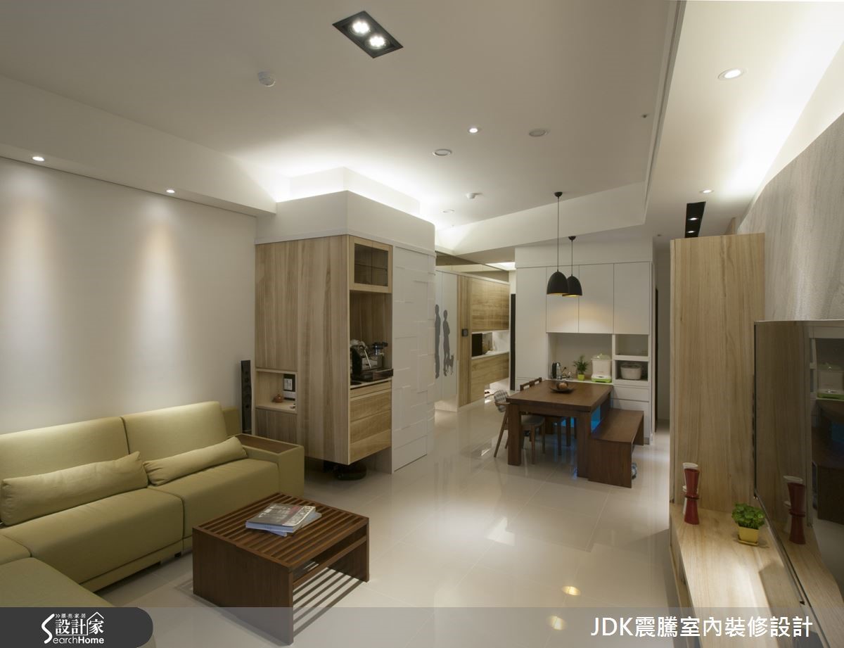 設計師不僅利用天花板的線條營造出空間放大感,同時嵌入間接光源,表現輕盈的氛圍;鑿面銀狐的電視牆面則切割不規則的形狀,勾勒出活潑的線條趣味。 設計師不僅利用天花板的線條營造出空間放大感,同時嵌入間接光源,表現輕盈的氛圍;鑿面銀狐的電視牆面則切割不規則的形狀,勾勒出活潑的線條趣味。