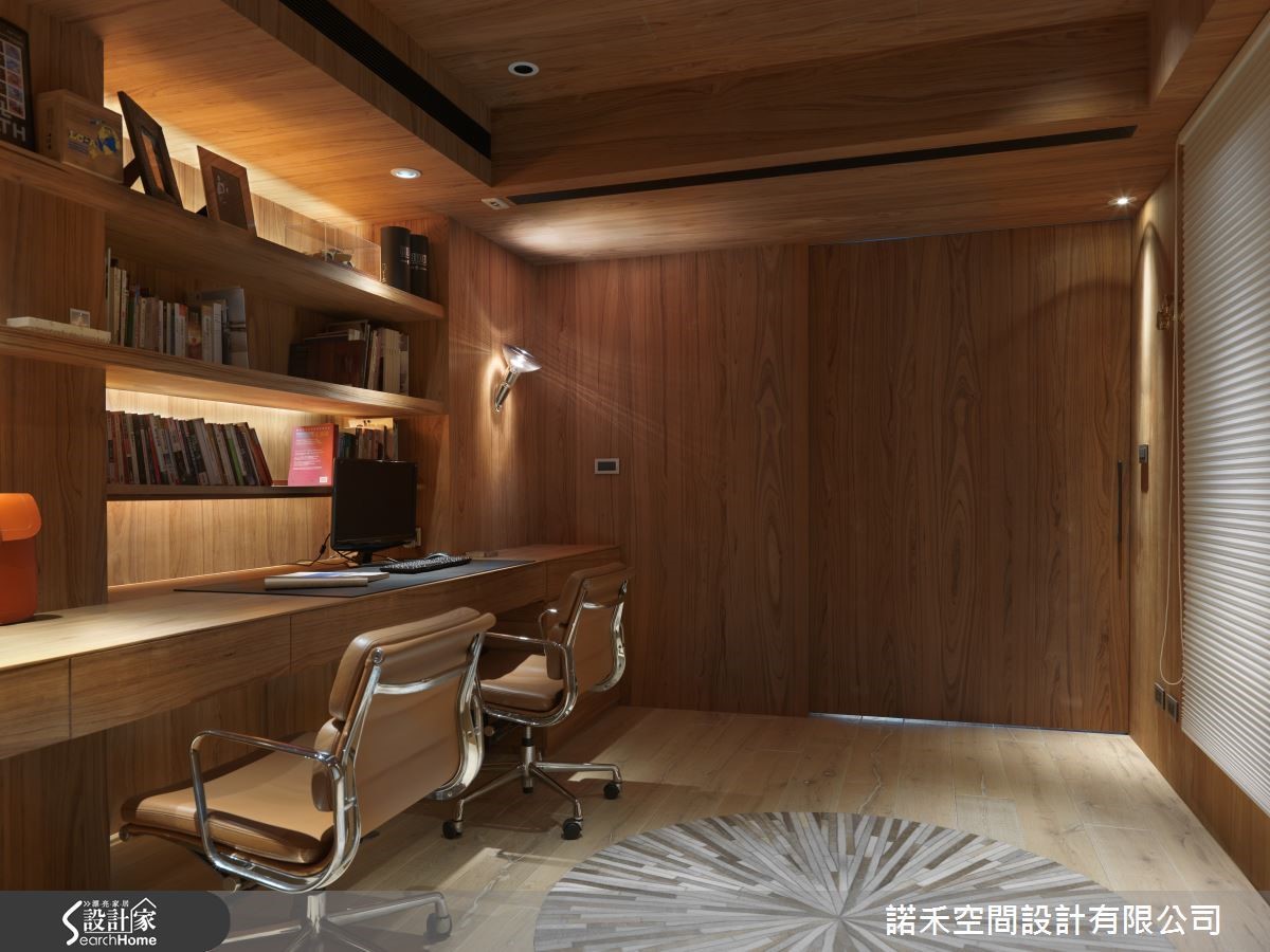 書房場域調整了門原始的位置,強化隔音效果,走道上以一扇門將公、私絕對的分割。 書房場域調整了門原始的位置,強化隔音效果,走道上以一扇門將公、私絕對的分割。