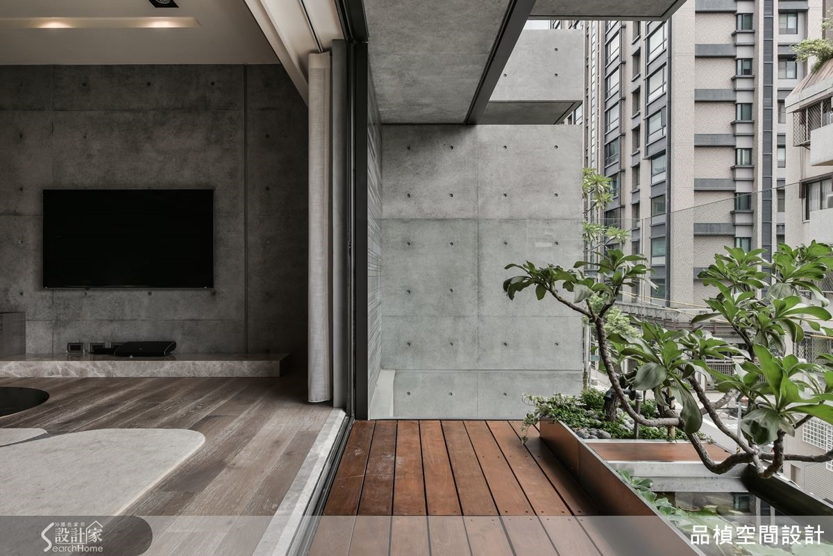 與清水模建築呼應的室內設計,結合水生池造景,讓室內空間與環境充分融合。 與清水模建築呼應的室內設計,結合水生池造景,讓室內空間與環境充分融合。