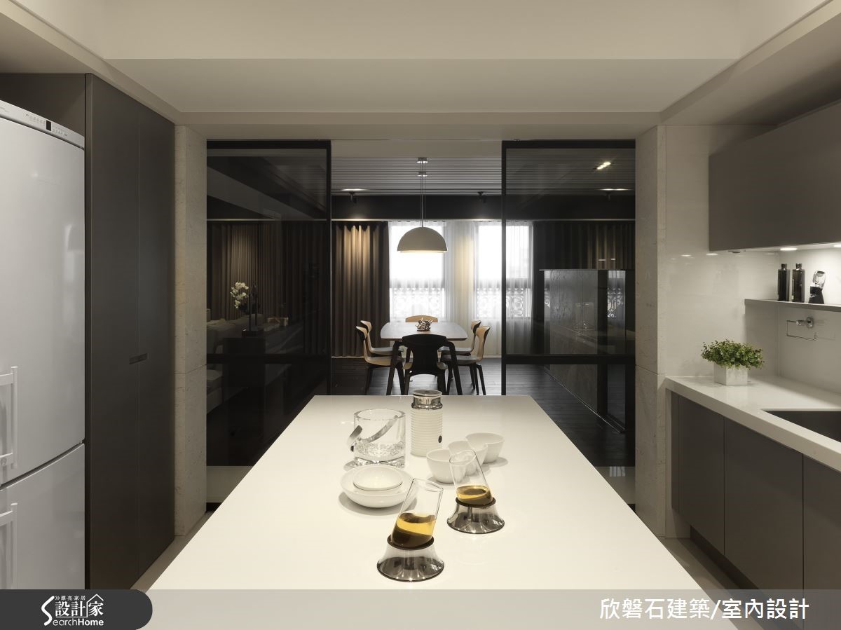 男主人偏好現代極簡風,女主人則喜愛周遭盡是原木等自