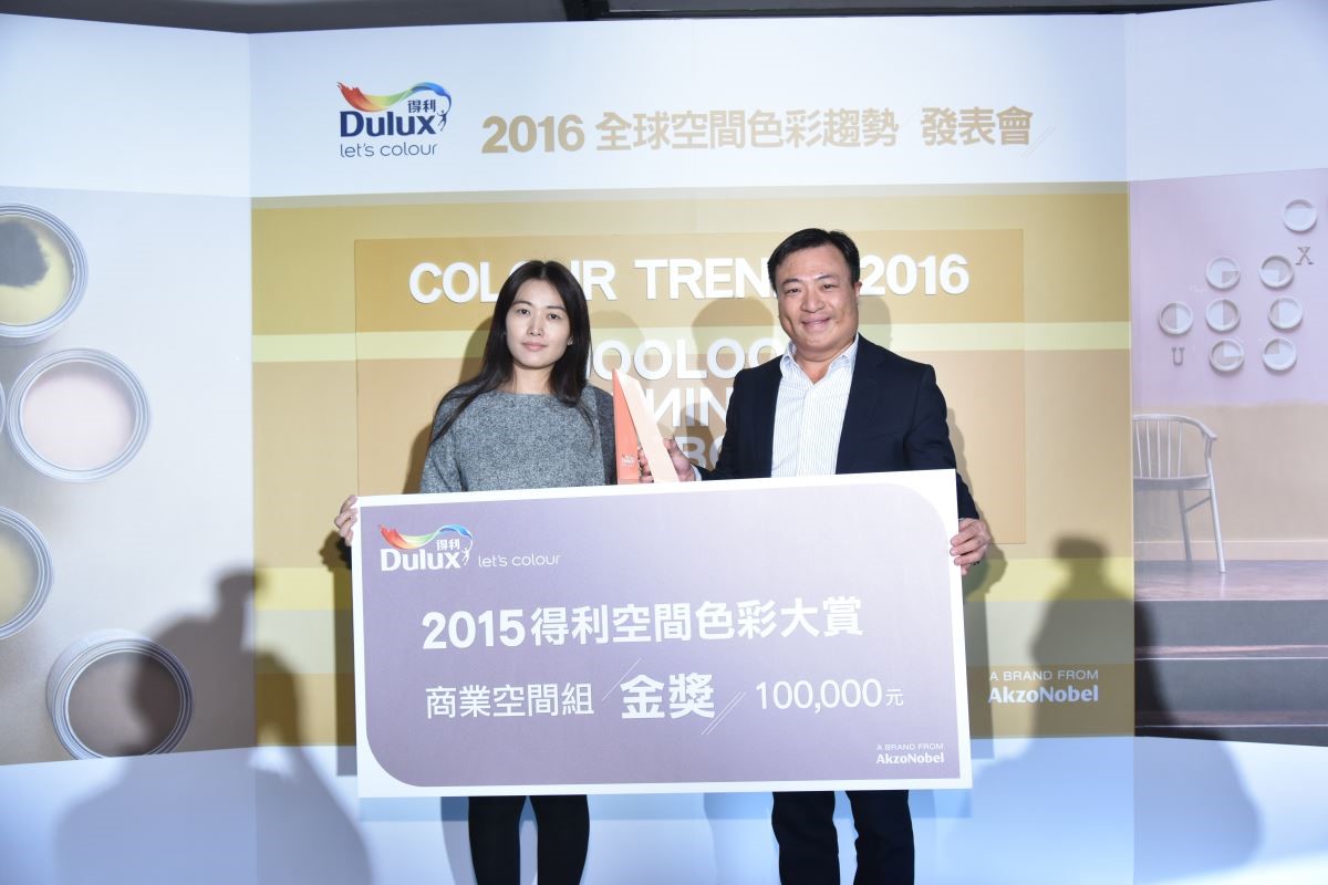 班堤室內裝修設計企業有限公司陳美佑經理與頒獎者得利塗料總經理王榆樑(右)共同合影。 班堤室內裝修設計企業有限公司陳美佑經理與頒獎者得利塗料總經理王榆樑(右)共同合影。