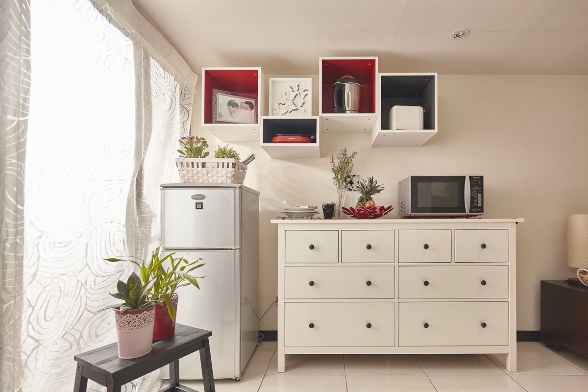 運用家具櫃體:HEMNES 白色抽屜櫃/8 抽NT.$9,495元、TUTEMO 開放式廚櫃40x37x40公分,白色∕紅色,NT.$1,295元。 運用家具櫃體:HEMNES 白色抽屜櫃/8 抽NT.$9,495元、TUTEMO 開放式廚櫃40x37x40公分,白色∕紅色,NT.$1,295元。