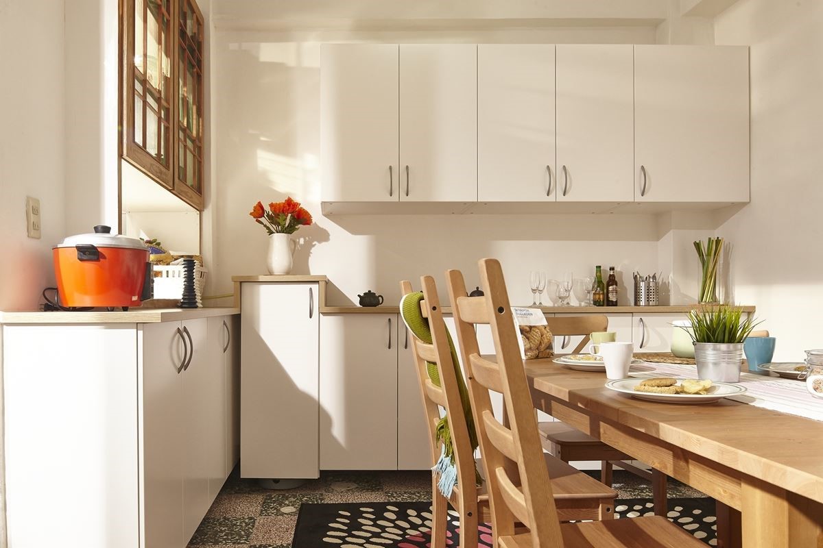 運用家具櫃體: METOD 系統廚櫃、EKBACKEN 檯面、KAUSTBY 餐椅NT.$1,495元。 運用家具櫃體: METOD 系統廚櫃、EKBACKEN 檯面、KAUSTBY 餐椅NT.$1,495元。