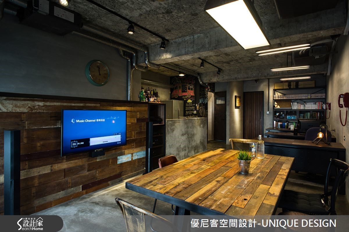 狹長老屋全部打掉重新建構,將中間黑暗潮濕的區塊拿掉,將原本在後面的廚房挪到中間,成了家的中心。前2/3段為公領域空間,黑板牆轉折後是客用廁所,是一種走道似的切割。 狹長老屋全部打掉重新建構,將中間黑暗潮濕的區塊拿掉,將原本在後面的廚房挪到中間,成了家的中心。前2/3段為公領域空間,黑板牆轉折後是客用廁所,是一種走道似的切割。