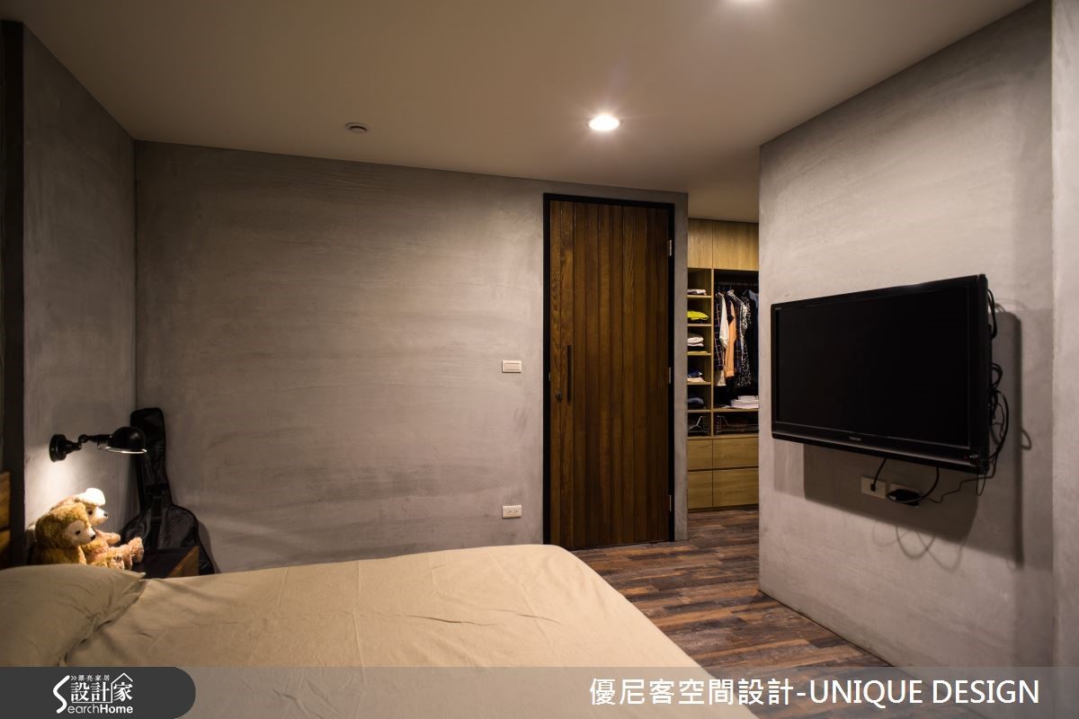 依據居住空間將工業風細緻、溫柔化,洽融合工作室靜態的功能,主材質以水泥構成地板以木紋貼皮鋪敘,讓冷冽灰與溫暖木相互調和,其保留原始質感與點綴的鐵件系統。 依據居住空間將工業風細緻、溫柔化,洽融合工作室靜態的功能,主材質以水泥構成地板以木紋貼皮鋪敘,讓冷冽灰與溫暖木相互調和,其保留原始質感與點綴的鐵件系統。