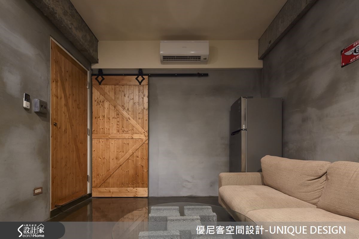 商空辦公室以穀倉門修飾隔壁的連結,地板使用 apocy 鋪陳,產生獨有的寧靜細緻。 商空辦公室以穀倉門修飾隔壁的連結,地板使用 apocy 鋪陳,產生獨有的寧靜細緻。