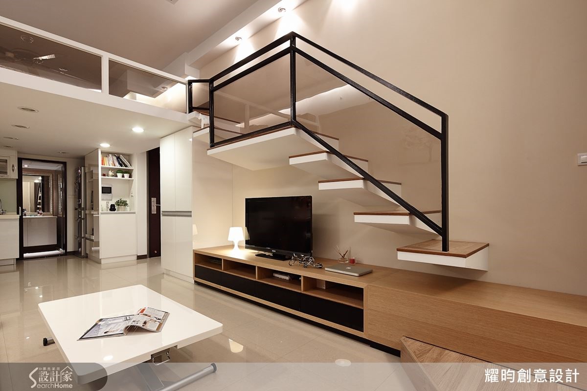 挑高3米6的小屋,懸空梯下電視貼牆,下方則配置矮櫃增加收納,減少壓迫感,最巧妙的是,設計師延伸矮櫃成為上樓階梯的第二階,讓櫃體多元利用。 挑高3米6的小屋,懸空梯下電視貼牆,下方則配置矮櫃增加收納,減少壓迫感,最巧妙的是,設計師延伸矮櫃成為上樓階梯的第二階,讓櫃體多元利用。