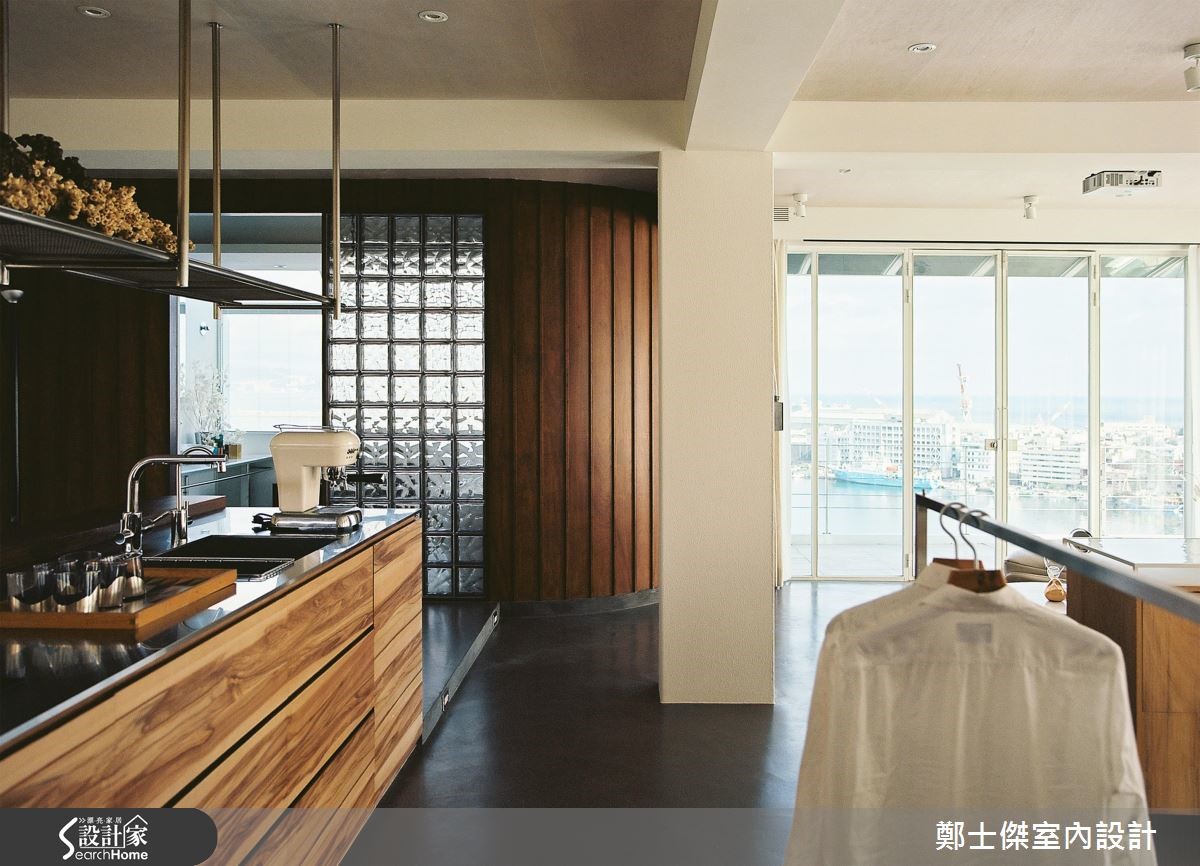 30 坪的居宅,座落於台灣北部濱海處,是身為家庭主婦