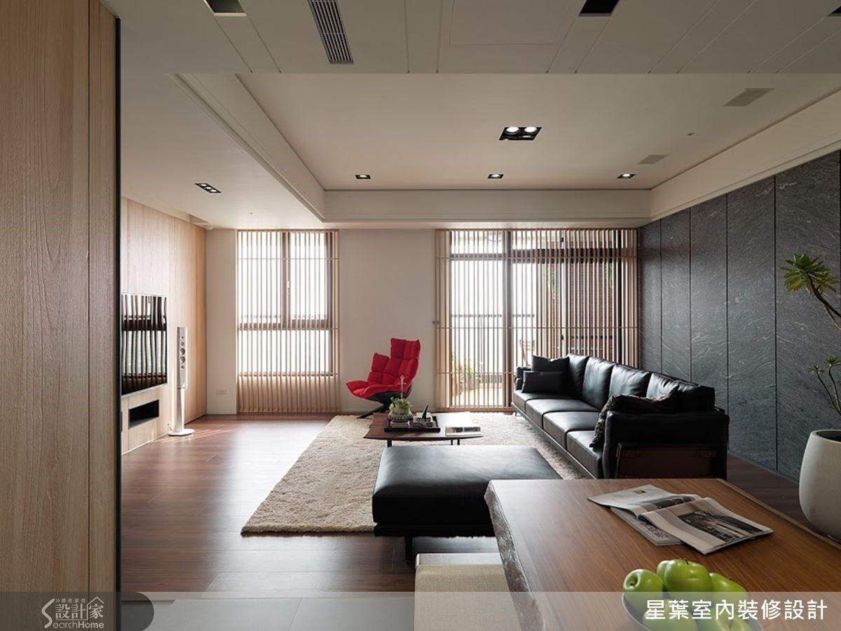 以家具軟件映襯整體空間,顯現低調的名家風範,並點綴一張現代感紅色單椅,構成醒目亮點。 以家具軟件映襯整體空間,顯現低調的名家風範,並點綴一張現代感紅色單椅,構成醒目亮點。
