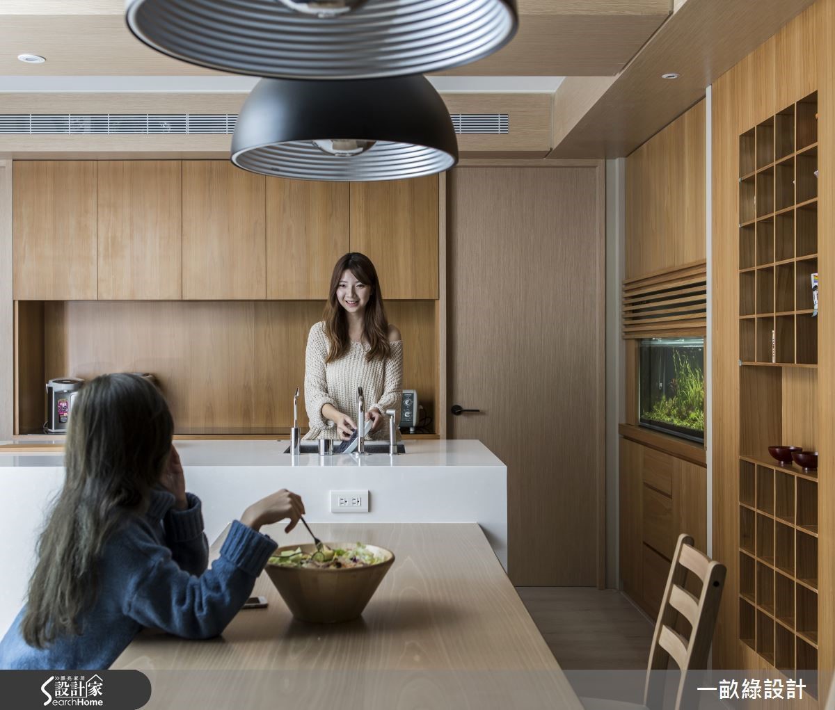 修改臥室比例,將女屋主期待的餐廚區放大,中島旁櫃體置入水族箱及杯具的蒐藏展示格,成為下廚時點亮愉悅心情的端景牆。 修改臥室比例,將女屋主期待的餐廚區放大,中島旁櫃體置入水族箱及杯具的蒐藏展示格,成為下廚時點亮愉悅心情的端景牆。