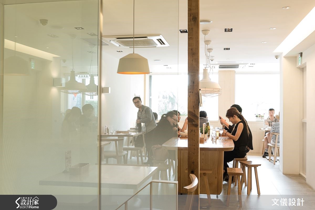 習慣於日系著名蓋飯連鎖店吉野家的鮮橘色外觀,一定會