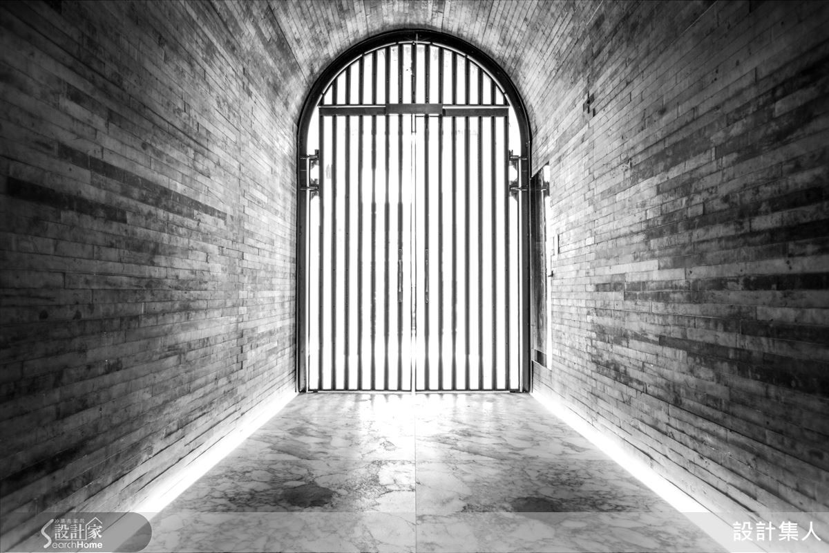 顛覆制式光源規劃,建構由下而上漫磐的暈光,營造另一種新穎的感知體驗。 顛覆制式光源規劃,建構由下而上漫磐的暈光,營造另一種新穎的感知體驗。