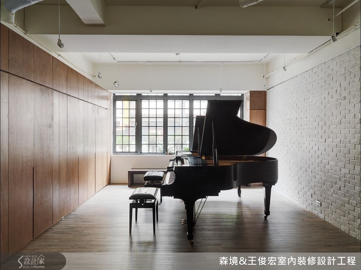 先天採光不良的狹長老屋,必須同時規劃工作室、音樂教